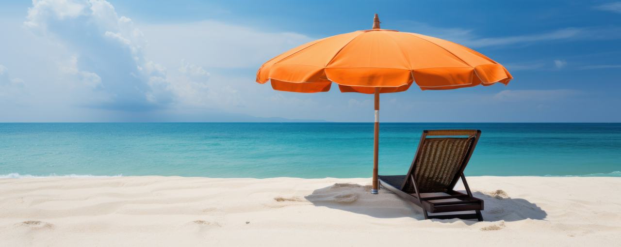 Ombrellone e lettino su una spiaggia siciliana al mattino